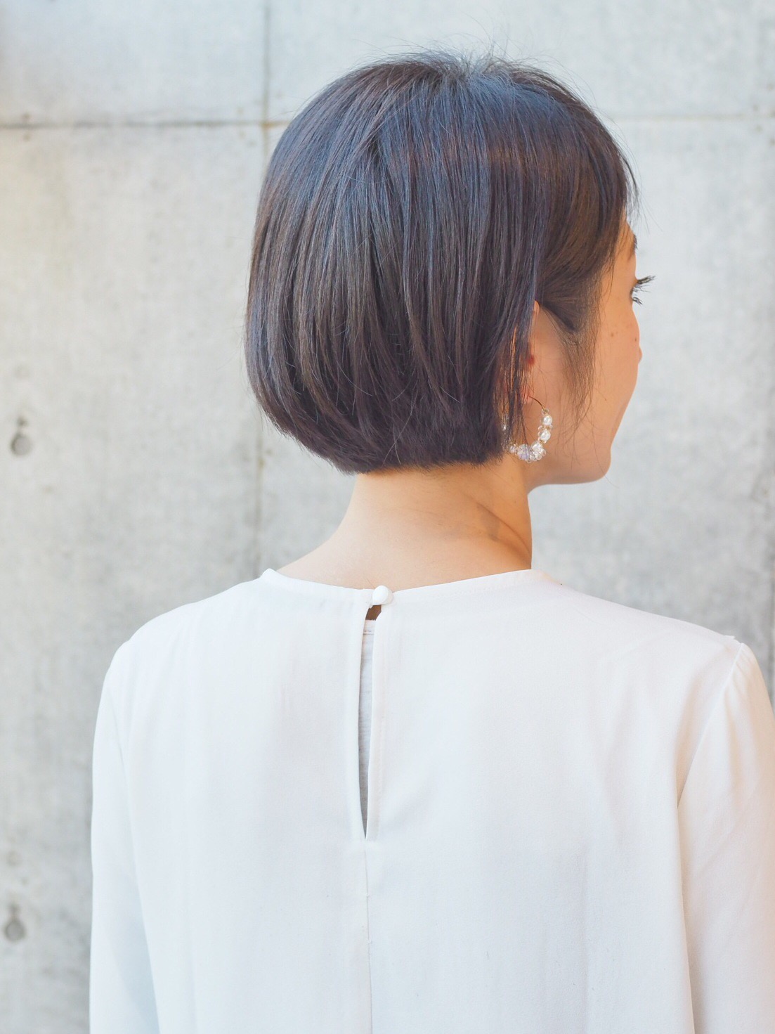 耳かけして色っぽさup ショートヘアだから女性らしくみせれます ショートヘアのトリセツ